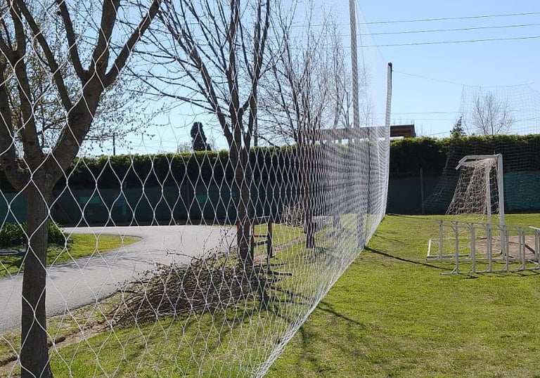 Red de cerramiento perimetral instalada en cancha de fútbol