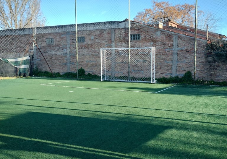 Cancha de fútbol con red de arco instalada por El Podio Deportes